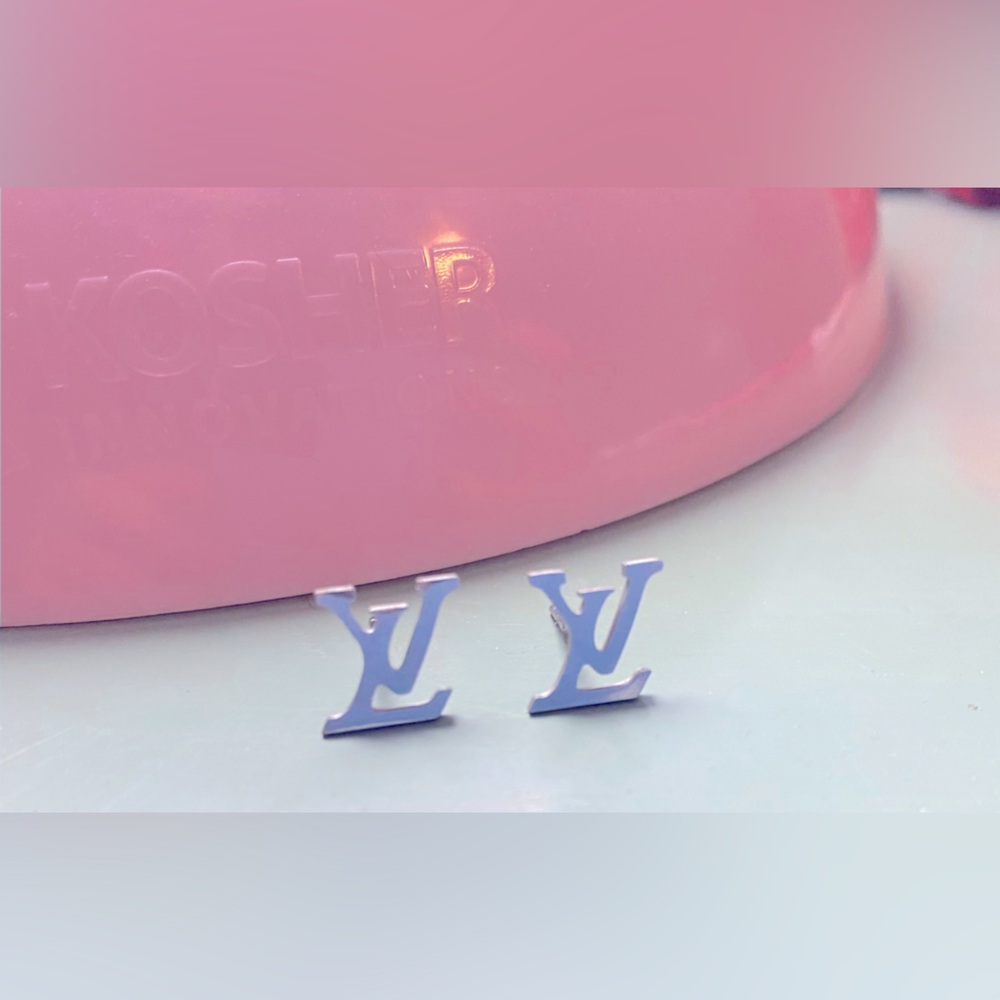 Super cute LV silver earrings!